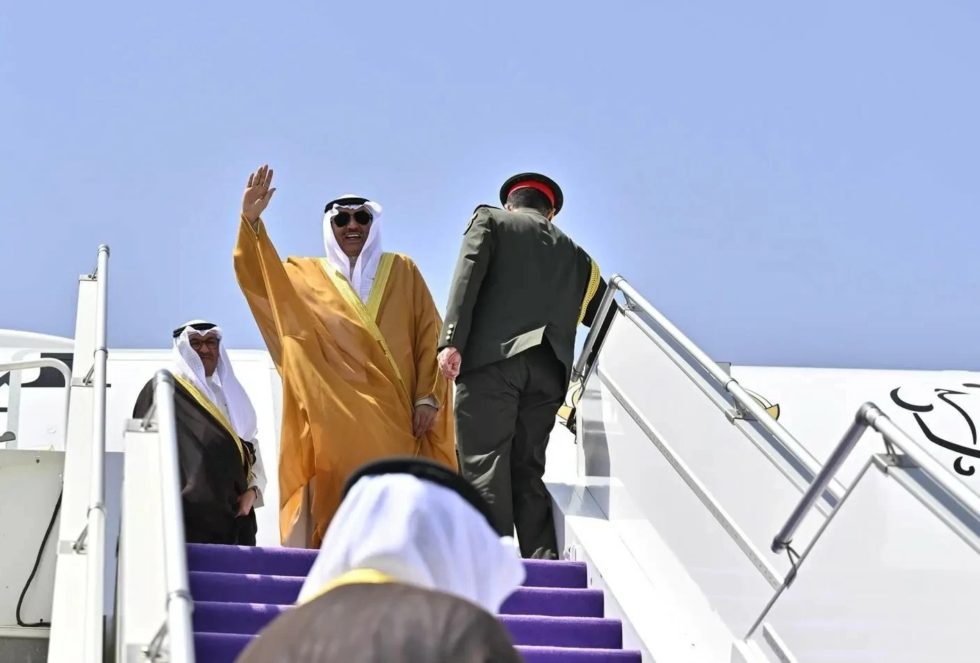 ولي عهد الكويت يغادر جدة عقب مشاركته في القمة الخليجية التشاورية