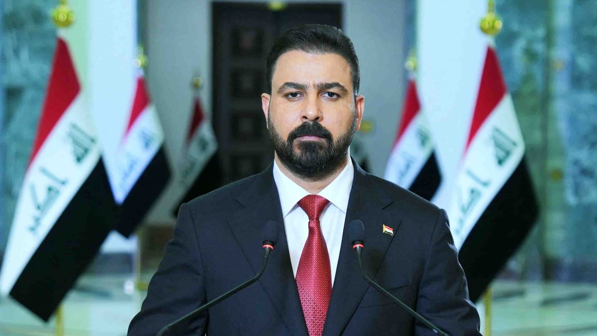 رئيس وزراء العراق يعد بتعزيز العلاقات العربية والإقليمية والدولية