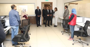 وزيرة التنمية المحلية تتفقد قطاعات وإدارات الوزارة للتهنئة برمضان