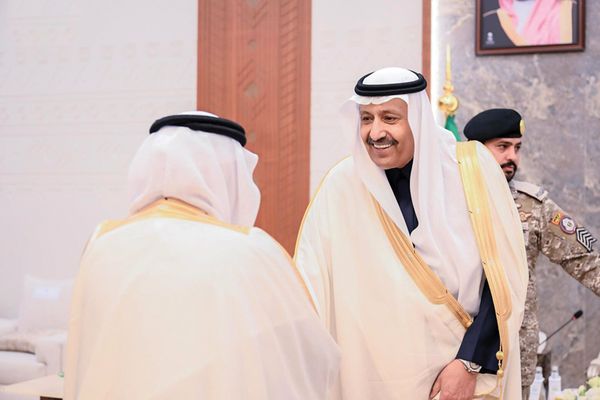 أمير الباحة يشارك الأطفال الأيتام وذوي الإعاقة فرحة العيد