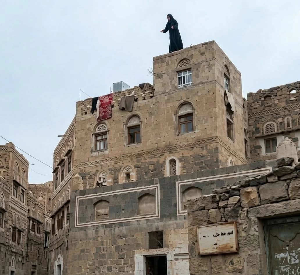 قفزة الدور الرابع تهز اليمن.. زوجة تاجر تنهي حياتها بعد حكم «العودة القسرية»