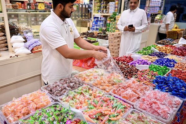 استشارية : الإفراط في حلويات العيد قد يزيد مخاطر السمنة وارتفاع السكر
