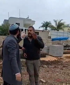 عضو الكنيست العنصري تسفي سوكوت يواصل استفزاز أهالي طوبا الزنغرية