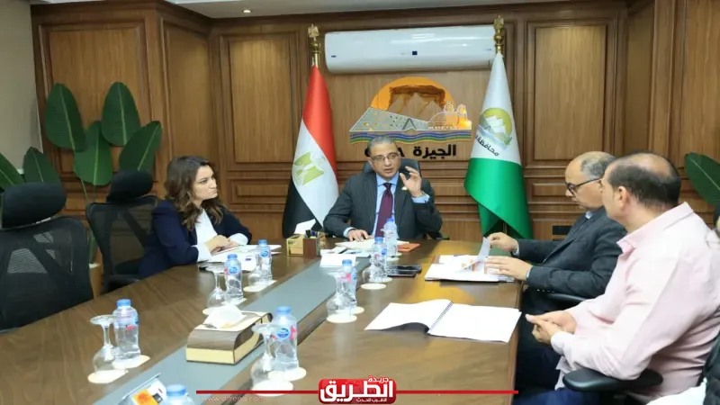 محافظ الجيزة يتابع خطط العمل بحي العجوزة ونسب تنفيذ مشروعات التطوير