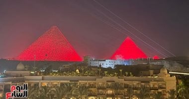 لوحة مضيئة بالأحمر.. الأهرامات تحتفى بإنجاز الفراعنة في كأس العالم (صورة)