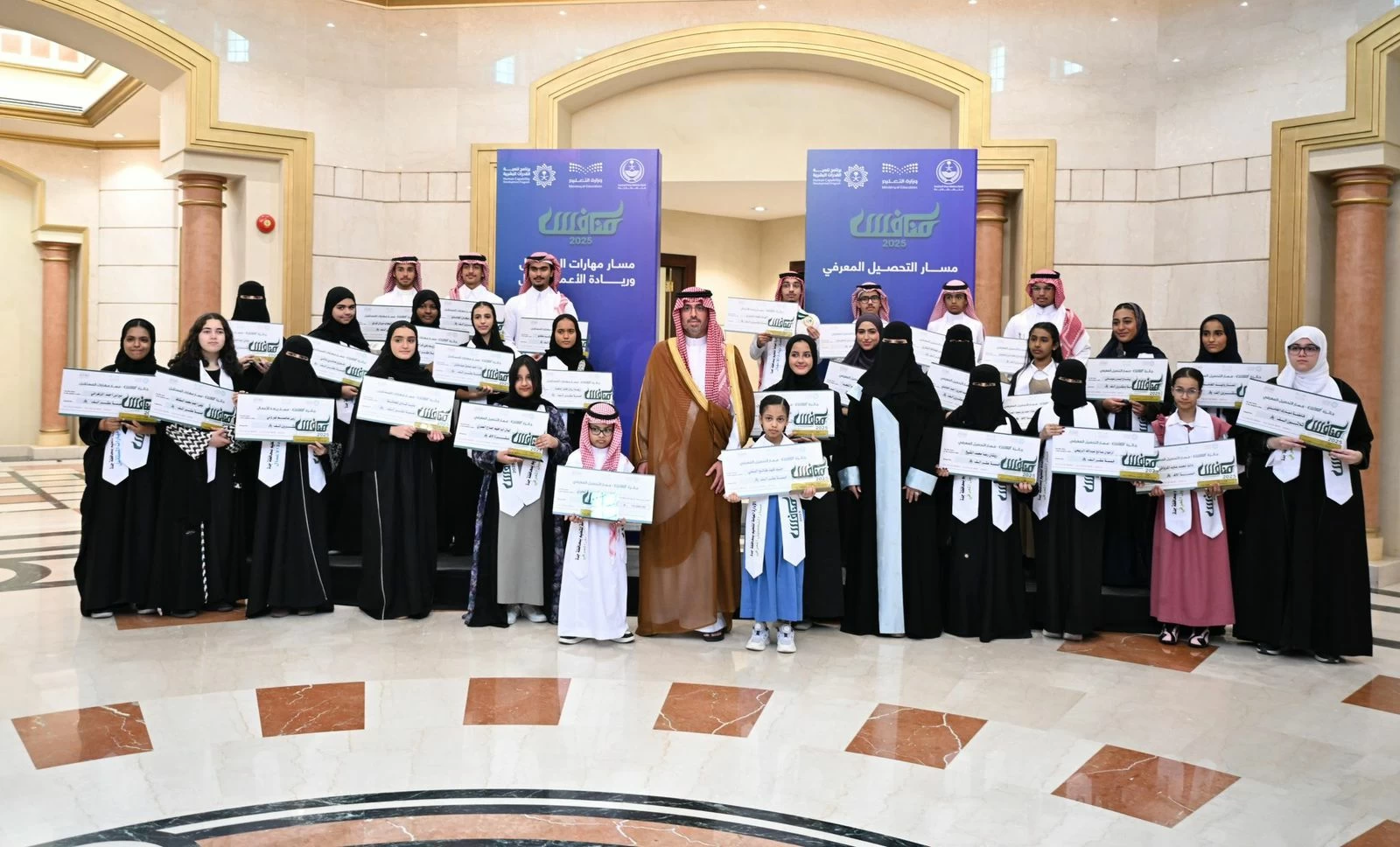 محافظ جدة يكرّم طلاب وطالبات تعليم جدة الفائزين بجائزة «منافس 2025»