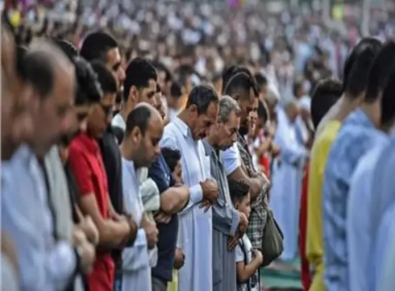 الأزهر للفتوى يوضح حكم صلاة الرجال بجوار النساء في صلاة عيد الفطر