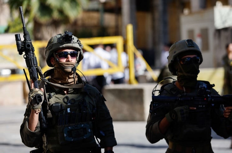 إصابة صحافي فلسطيني برصاص الاحتلال الإسرائيلي خلال تغطيته هجوم مستوطنين بالضفة