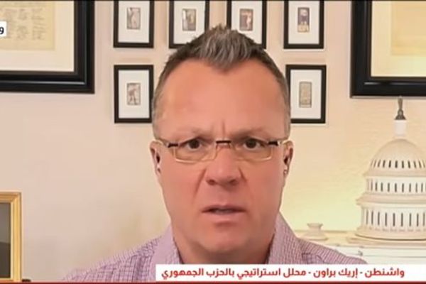 براون: لا نرغب في سيطرة إيران على مضيق هرمز.. والوصاية الأمريكية مبررة لحماية الخليج