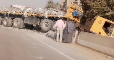 اصطدام سيارة نقل بأتوبيس على الطريق الدائرى الأوسطى