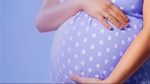 هل يجوز إجهاض الجنين إذا شكل خطرا على حياة الأم؟ أزهرية تجيب