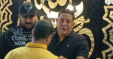 أصدقاء وأقارب حمو بيكا واقفين معاه في عزاء والده بالإسكندرية