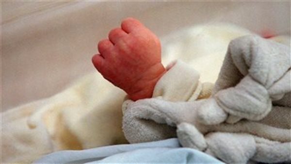 5 سلوكيات خاطئة تدمر صحة الطفل حديث الولادة