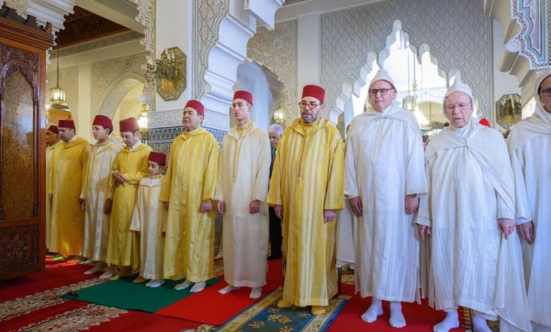 أمير المؤمنين يؤدي صلاة عيد الفطر بمسجد أهل فاس بالرباط ويتقبل التهاني بهذه المناسبة السعيدة