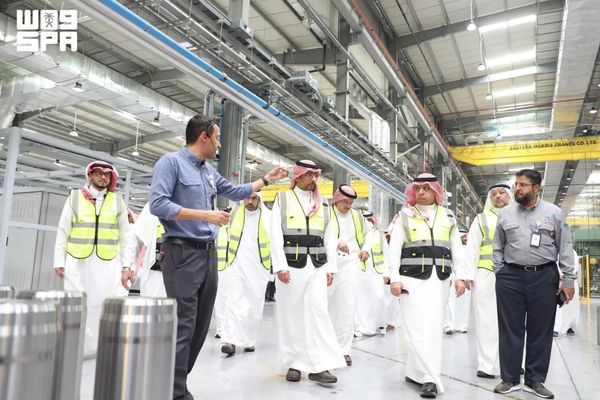 وزير الصناعة يتفقّد عددًا من المصانع العسكرية بالخرج