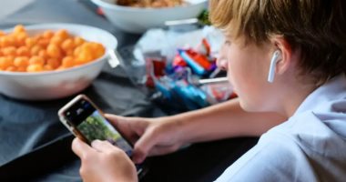 نفسية وسلوكية واجتماعية.. مخاطر إدمان الألعاب الإلكترونية لدى الأطفال
