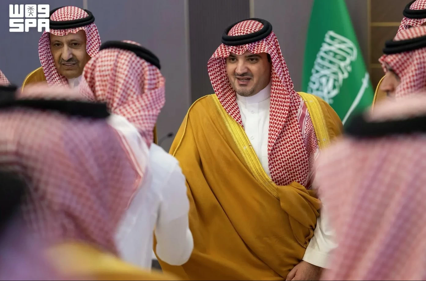 الأمير عبدالعزيز بن سعود يلتقي أهالي منطقة الباحة وينقل لهم تحيات القيادة