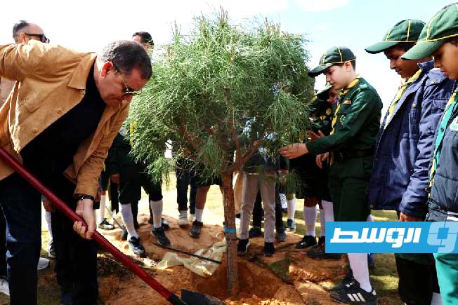 مبادرة «خضار ليبيا».. الدبيبة يغرس شجرة على طريق سوق الثلاثاء
