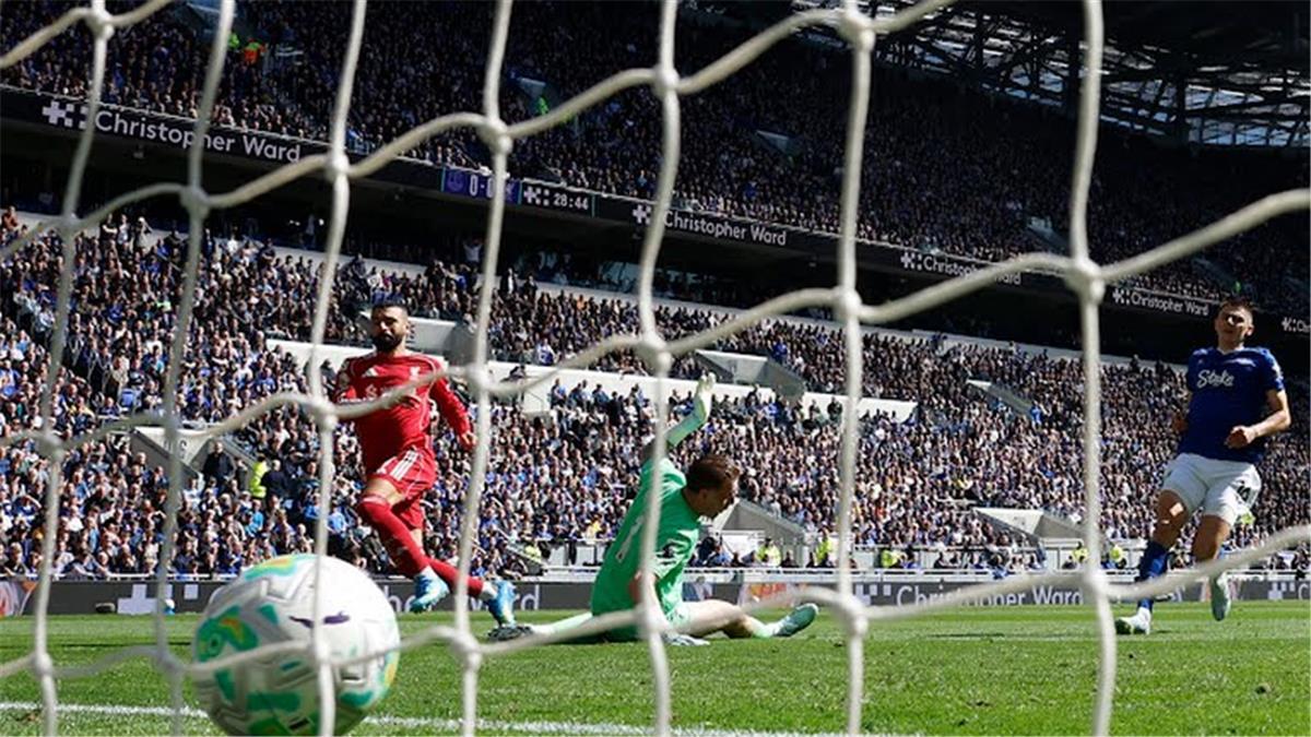 فيديو | هدف محمد صلاح يثير جدلًا كبيرًا لجماهير إيفرتون