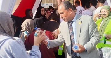 مدير "العبور التعليمية" يوزع المياه والعصائر على طلاب الثانوية العامة