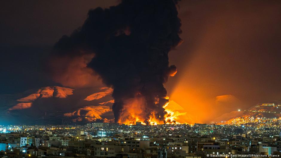 حرب إيران: المدنيون عالقون بين القصف وتصلب موقف نظام الملالي