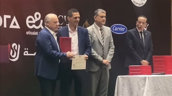 أبو ريدة وأوسكار يسلّمان محمود وفا الشارة الدولية في أول ظهور بعد أزمة الأهلي وسيراميكا