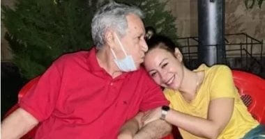 وصول جثمان والد منة شلبى لمسجد الفاروق بالمعادى