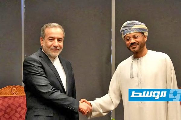 إيران وعمان تبحثان آليات مرور السفن بأمان من مضيق هرمز