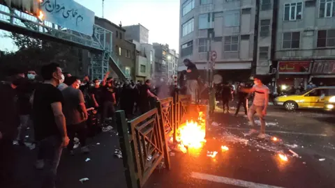إعدام شخصين في إيران بعد إدانتهما بتنظيم احتجاجات شعبية