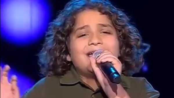 متسابق مصري يشعل مسرح ذا فويس كيدز بأغنية لـ عدوية (فيديو)