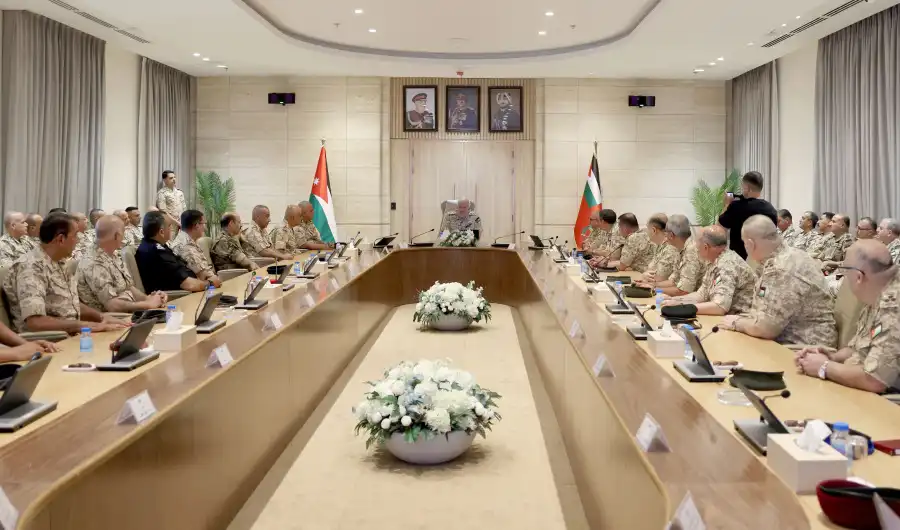 رئيس هيئة الأركان يلتقي كبار ضباط القوات المسلحة ويؤكد الجاهزية والاستمرار بالتحديث
