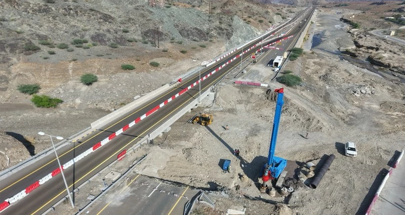تواصل تنفيذ مشروع إنشاء 5 جسور على طريق «صحار ـ البريمي»