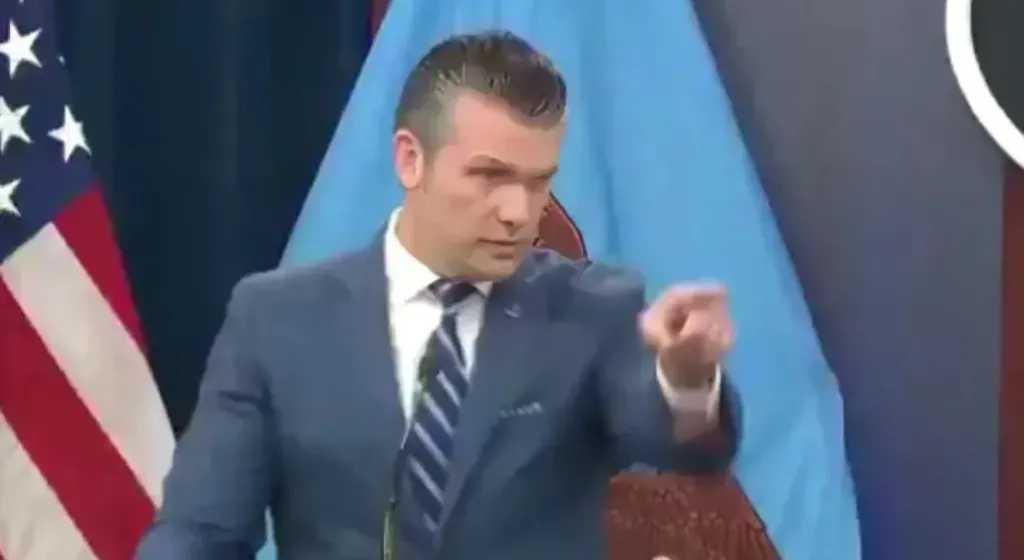 وزير الحرب الأمريكي يفقد أعصابه مباشرة: ”لماذا أنت وقح هكذا؟!” بسبب سؤال عن إيران!