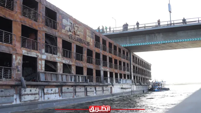 محافظ قنا يشرف علي جهود تسيير باخرة نيلية علقت في الكمرة الرئيسية لكوبري دندرة