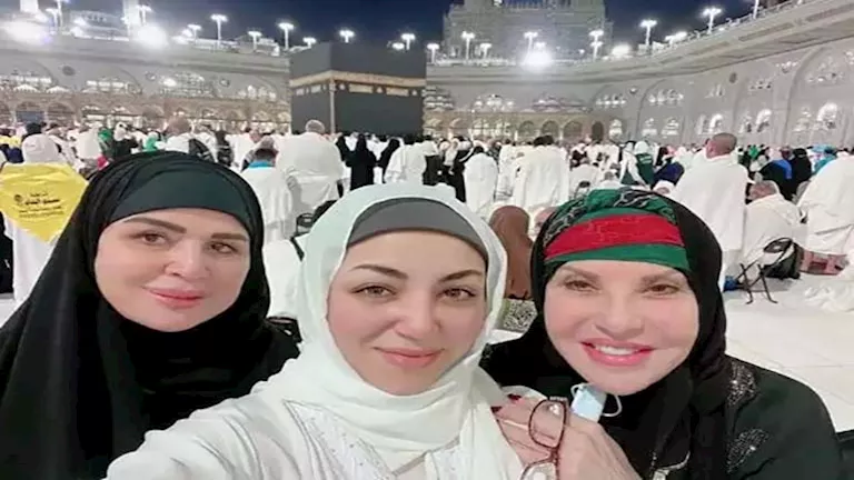 إلهام شاهين وروجينا.. صور نجمات الفن في الحرم المكي