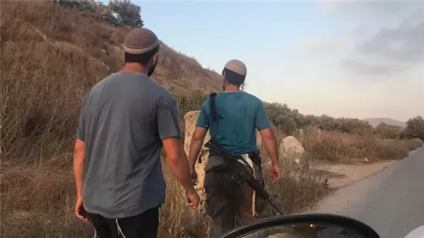 مستوطنون يعتدون على محلات تجارية وينهبون محتوياتها في البلدة القديمة بالقدس (فيديو)