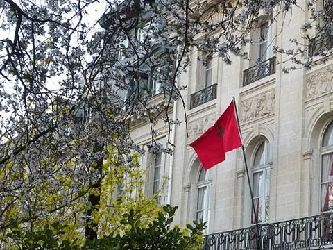 بزي الشرطة وحلم الوطن.. سفارة المغرب بفرنسا تحتفي بصمود الطفل نزار طالبي.