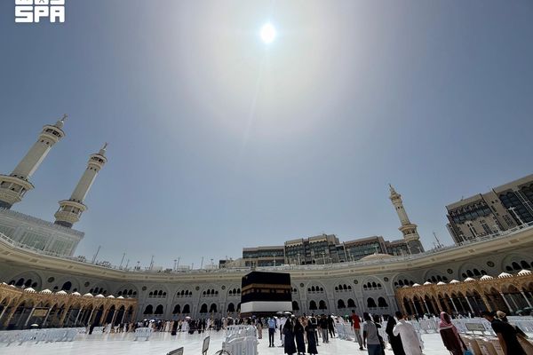 سماء مكة تشهد تعامد الشمس على الكعبة المشرفة