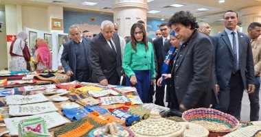 وزيرة الثقافة تتابع الأنشطة الثقافية والمعارض الفنية بمطروح