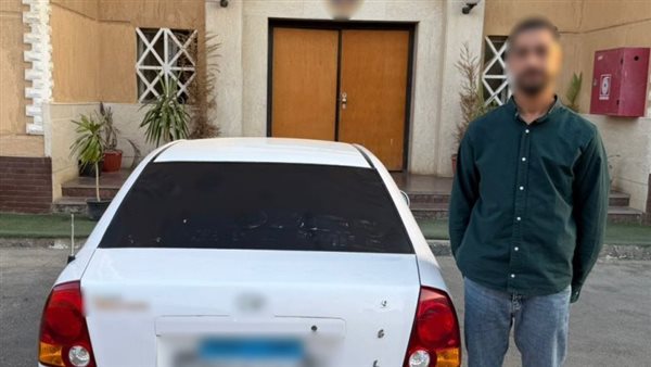 ضبط قائد سيارة بالسويس لوضعه ملصقات خادشة للحياء على زجاج المركبة