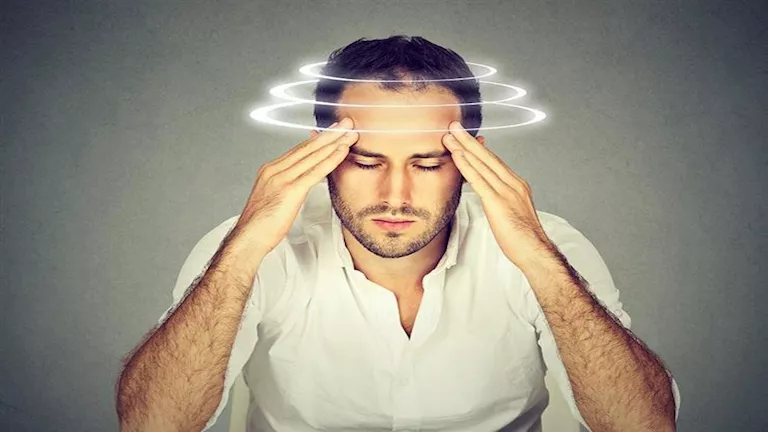 لماذا نشعر بالدوخة عند الوقوف فجأة؟ الأسباب والحلول