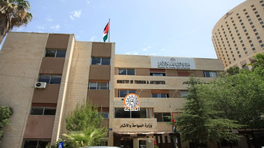 موظفة تتهجم على مكتب وزير السياحة وتغلق بابه والأمن يتدخل