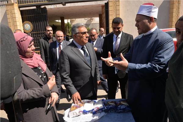 تسليم دفعة من «سلات غذاء» صكوك الاطعام للأسر الأولى بالرعاية في الدقهلية