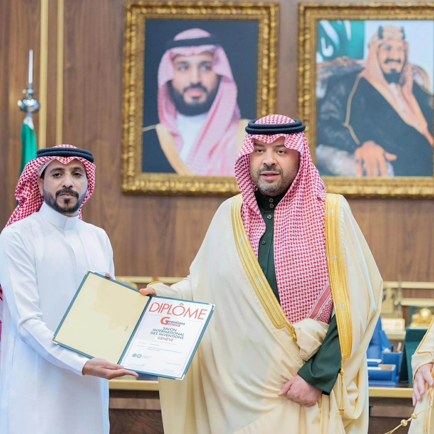 أمير الحدود الشمالية يستقبل موظفاً حقق فضية معرض جنيف للاختراعات