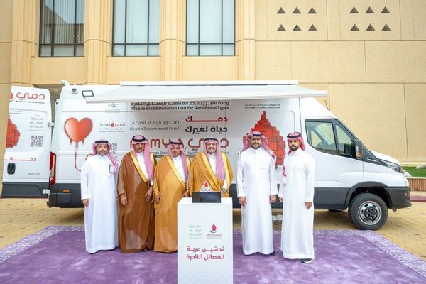 أمير القصيم يدشّن عربة التبرع بالدم للفصائل النادرة