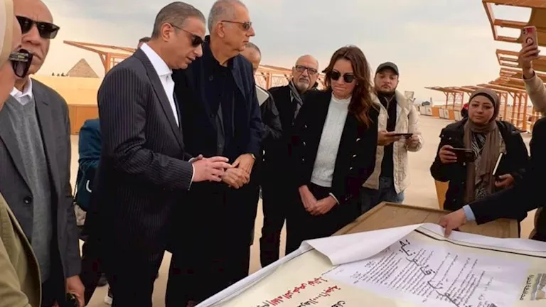 محافظ الجيزة ورئيس أوراسكوم يسلمان منصات بيع الهدايا التذكارية بالأهرا