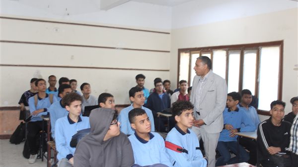 وكيل «تعليم الجيزة» يشدد على سرعة إنهاء طلبات المواطنين خلال جولة بالعمرانية