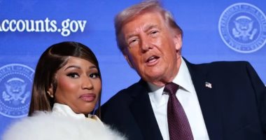 نيكى ميناج تستعرض هديتها الجديدة.. نسخة إنجيل موقعة من الرئيس ترامب