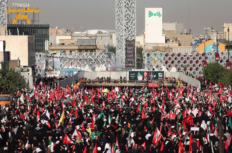 إيران تبدأ مراسم تشييع جنازة علي خامنئي في طهران