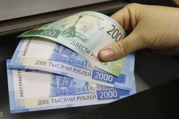 المركزي الروسي يواصل تخفيض سعر صرف الروبل أمام العملات الرئيسة